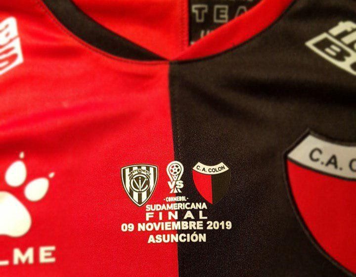 Camiseta que usará Colón de Santa Fe para jugar la final de la Copa Sudamericana
